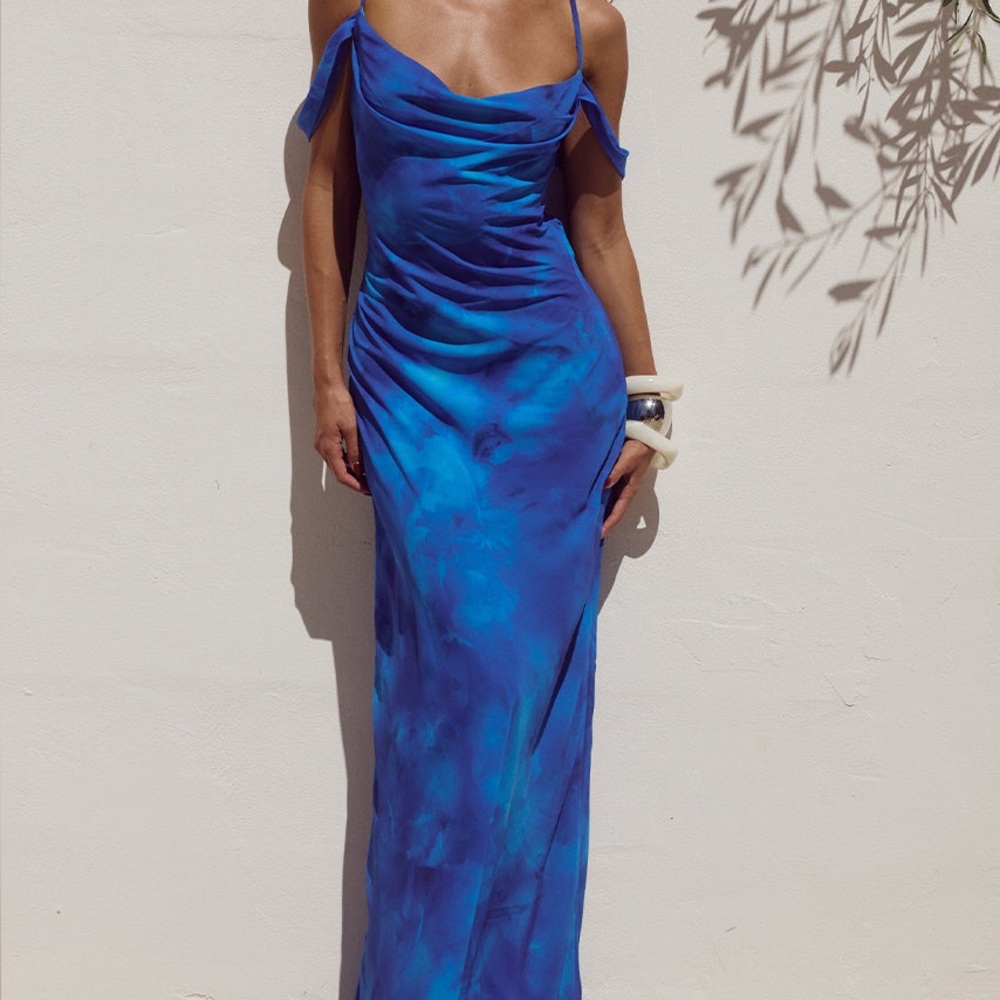 Elegant Black Maxi Dress with Flowing Silhouette and Soft Fabric